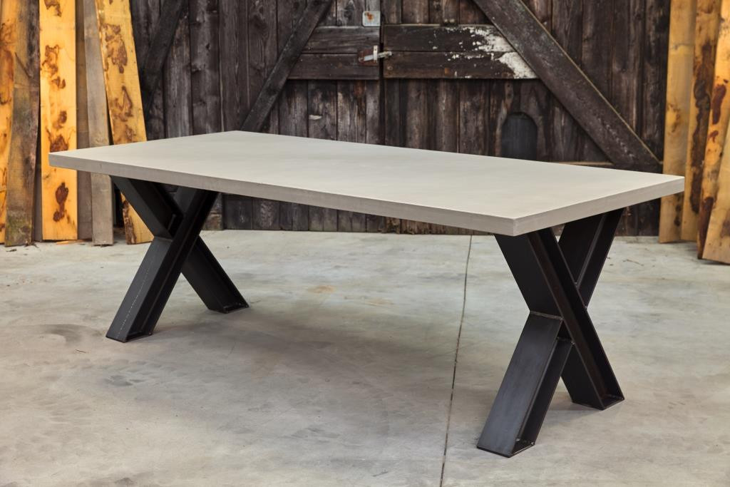 schrobben stroomkring klok Authentieke betonnen tafel met Blauwstaal onderstel - Zeijen-01