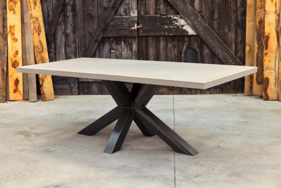 Betonnen tafel Rhee met Atuhentiek Blauwstaal onderstel 