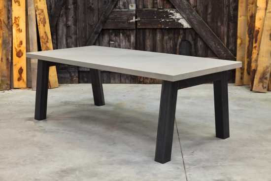 Betonnen tafel Schipborg met Authentiek Blauwstaal onderstel 