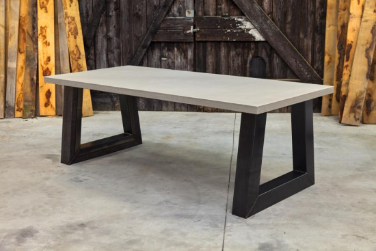 Tafel Zuidlaren met Authentiek Blauwstaal onderstel naar keuze in Beton of Terrazzo